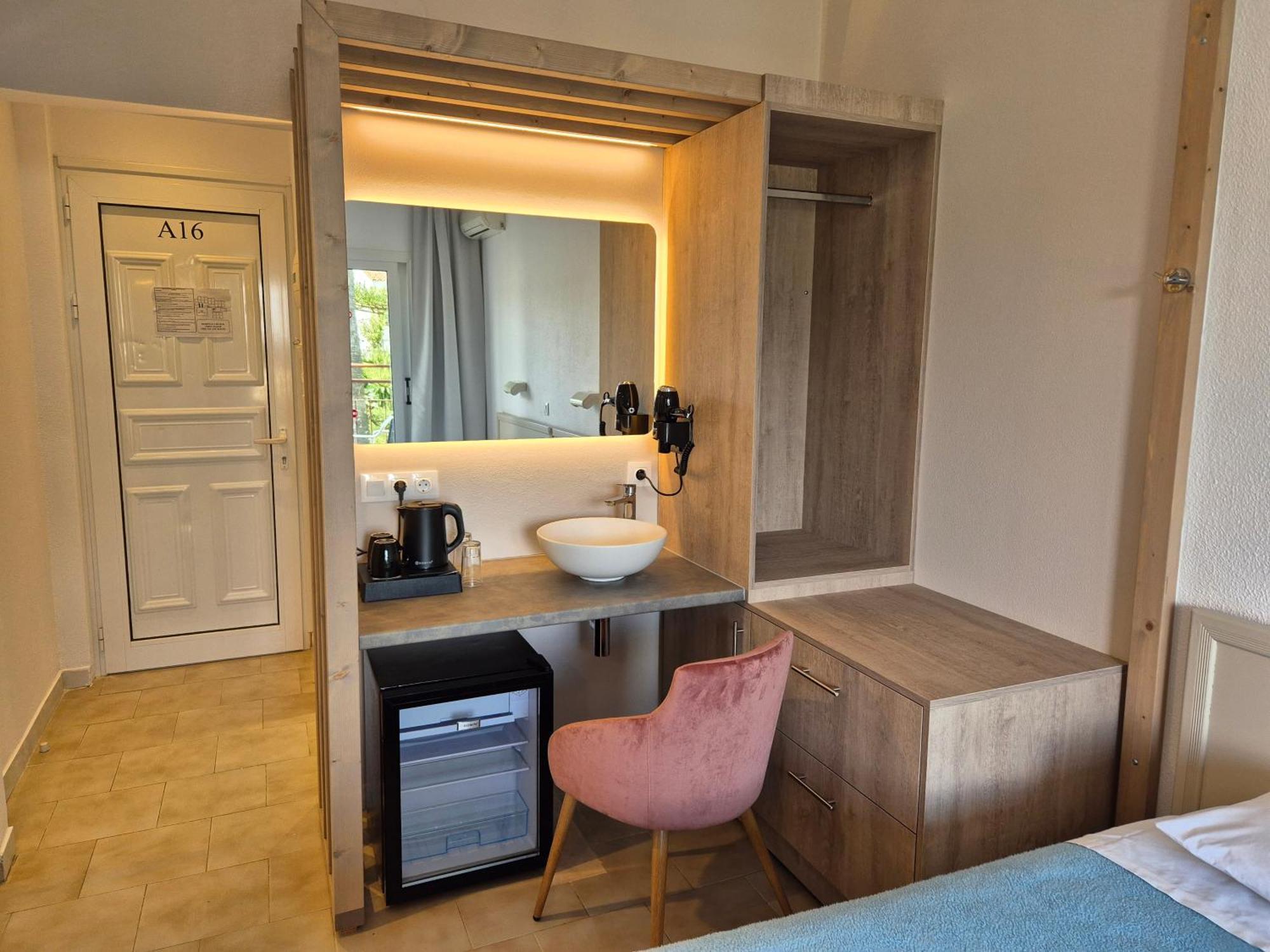 קאבוס Morfeas Hotel מראה חיצוני תמונה